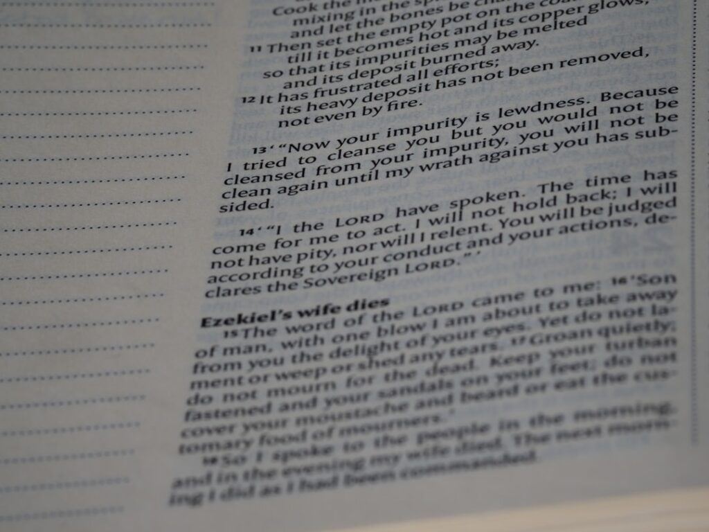Low FODMAP meal prep weekly planning with containers, a grocery list, and simple kitchen icons